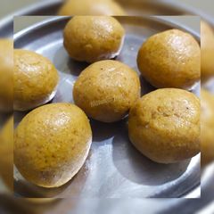 A picture of Peanut ladoo.