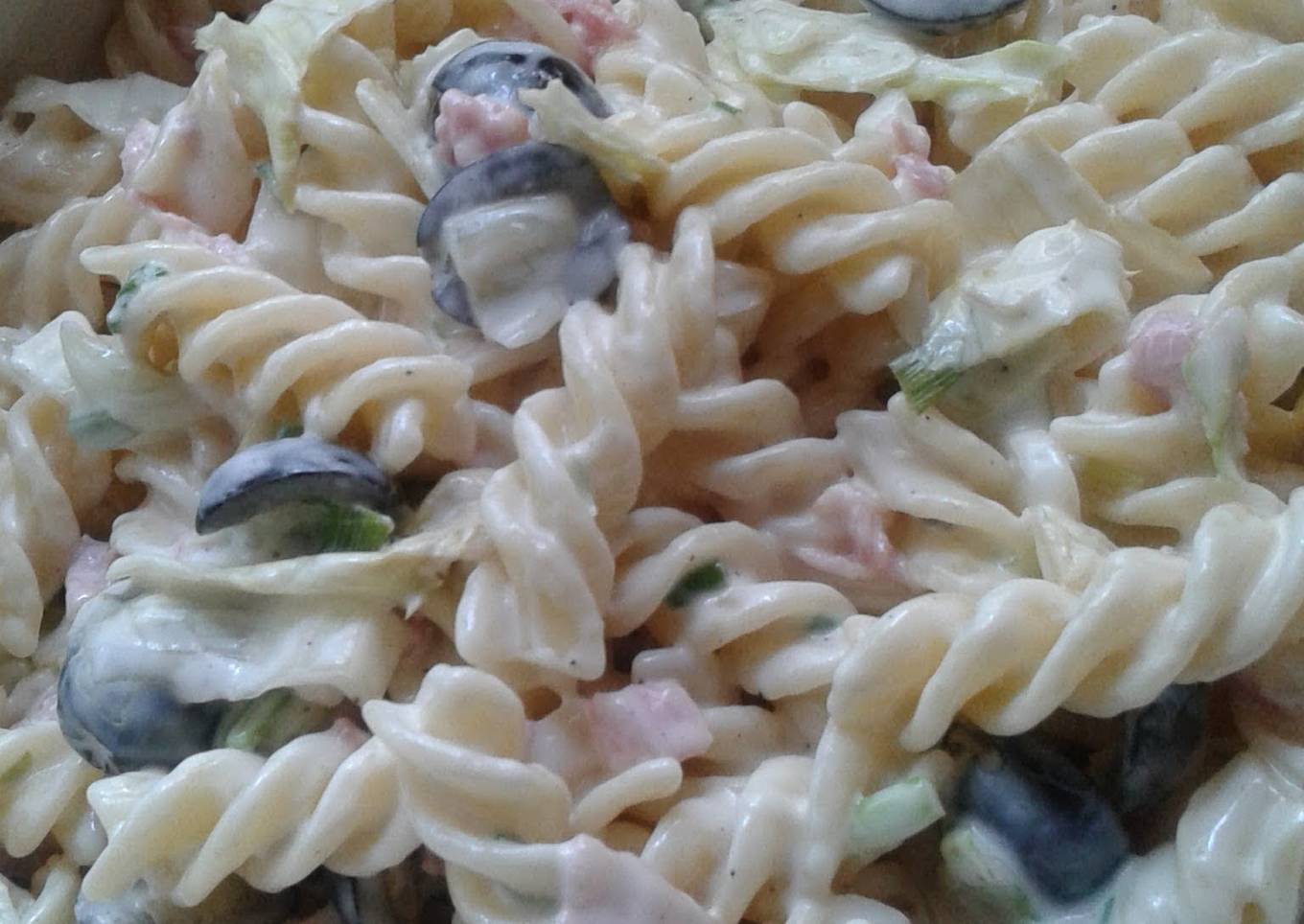 Pasta salad with cream and bacon
