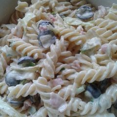 A picture of Creamy bacon pasta salad.