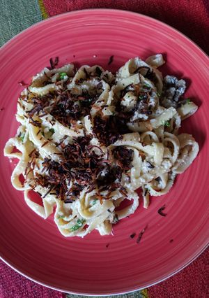 Una foto de Fetuccine Carbonara "Bacon" vegano