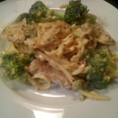 A picture of Sunshine's cheese broccoli chicken linguine.