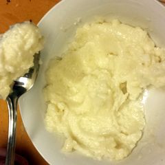 A picture of toom (garlic spread).