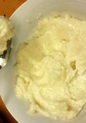 A picture of toom (garlic spread).