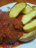 Albóndigas rojas picantes y papas rústicas