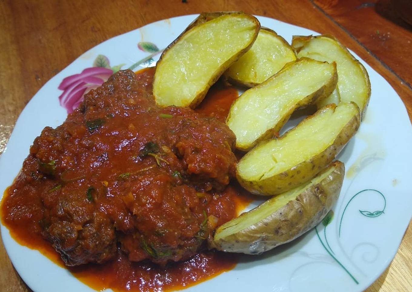 Albóndigas rojas picantes y papas rústicas