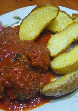 Una foto de Albóndigas rojas picantes y papas rústicas