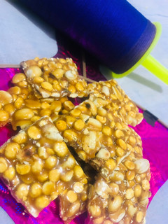 દાળિયા શીંગ ચીક્કી (Daliya Shing Chikki Recipe in Gujarati) રેસીપી મુખ્ય ફોટો