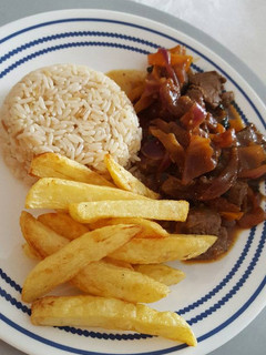 Una foto de Lomo saltado (peruano)