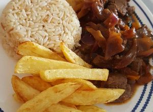 Una foto de Lomo saltado (peruano)