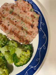 Una foto de Burger de pollo y brócoli APTA BLW