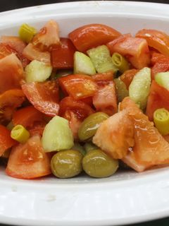 Una foto de Ensalada simple con guindillas