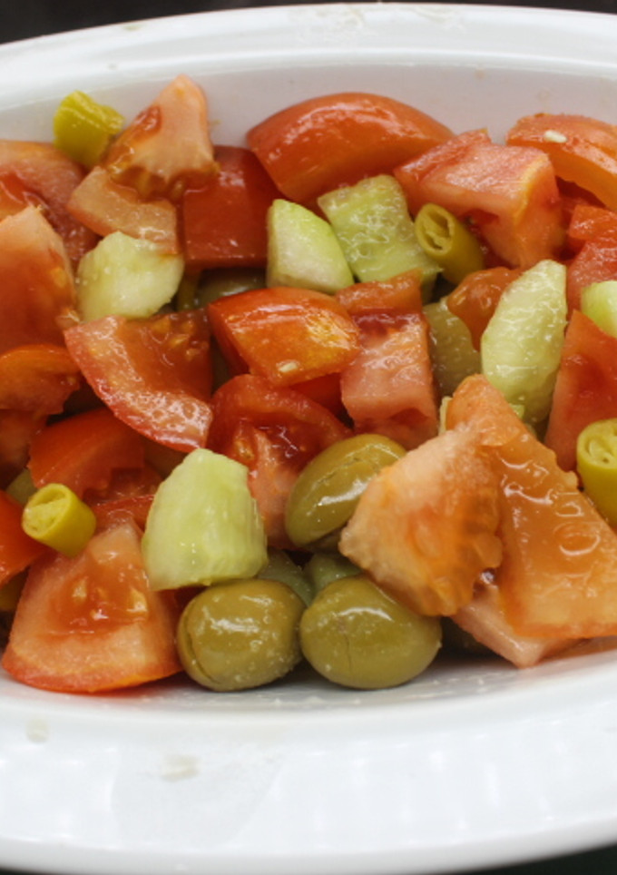 Una foto de Ensalada simple con guindillas