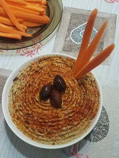 Una foto de Hummus de garbanzos con aceitunas de Kalamata
