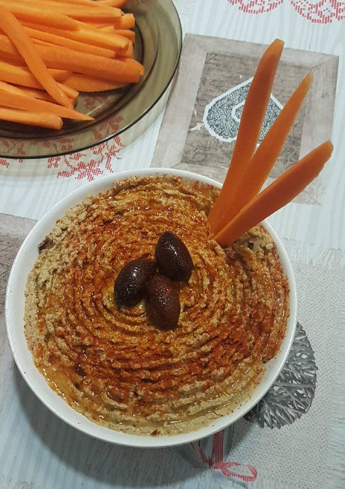 Una foto de Hummus de garbanzos con aceitunas de Kalamata