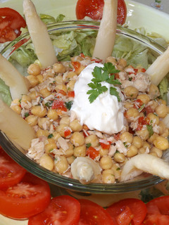 Una foto de Ensalada de garbanzos con atún, espárragos y tomates