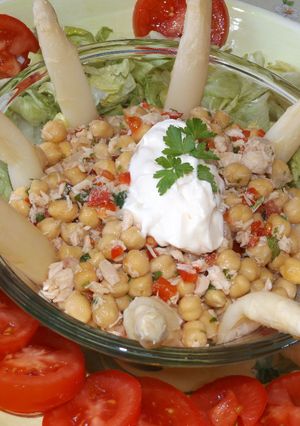 Foto principal de Ensalada de garbanzos con atún, espárragos y tomates