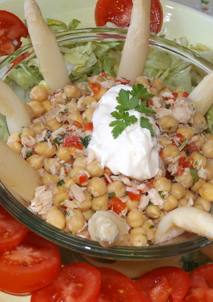 Una foto de Ensalada de garbanzos con atún, espárragos y tomates