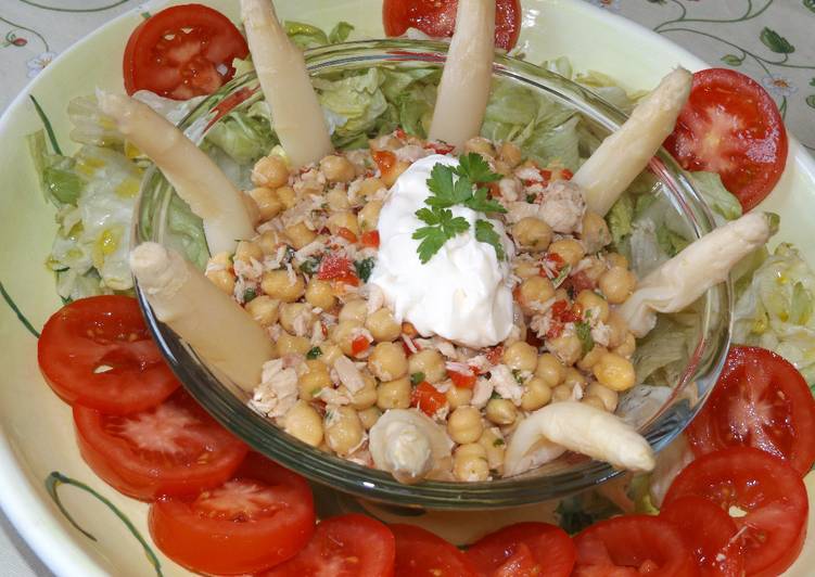 Ensalada de garbanzos con atún, espárragos y tomates