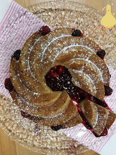 Una foto de Bundt cake de Trigo Sarraceno con frutos secos sobre una confitura de frutos rojos!