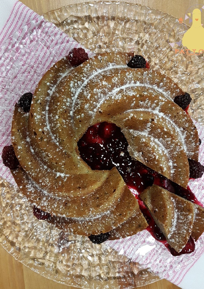 Una foto de Bundt cake de Trigo Sarraceno con frutos secos sobre una confitura de frutos rojos!
