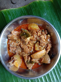 விறகு அடுப்பில் செய்த மட்டன்உருளைகிழங்கு கிரேவி செய்முறை முக்கிய புகைப்படம்