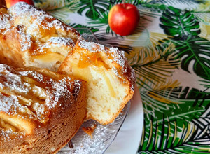 Foto di Ciambella con mele e marmellata di pesche