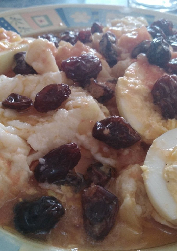 Una foto de Bacalao con huevos duros y pasas