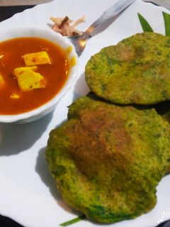 पालक की पूरी (Palak ki puri recipe in Hindi) रेसिपी मुख्य फोटो