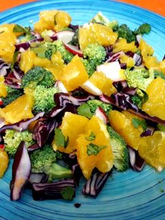 Una foto de Ensalada de naranja, brócoli, lombarda y rabanitos