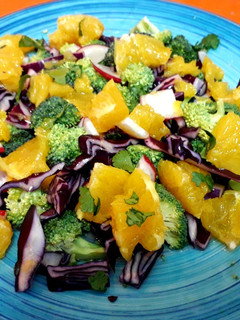 Una foto de Ensalada de naranja, brócoli, lombarda y rabanitos