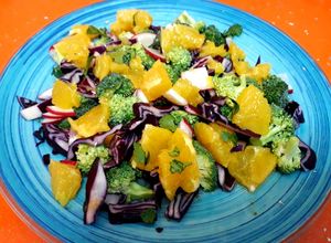 Foto principal de Ensalada de naranja, brócoli, lombarda y rabanitos