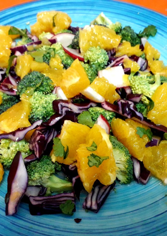 Una foto de Ensalada de naranja, brócoli, lombarda y rabanitos