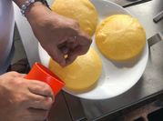 Una foto de arepas de huevo