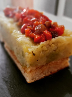 Una foto de Brioche de trinxat de la Cerdanya con pimiento escalivado