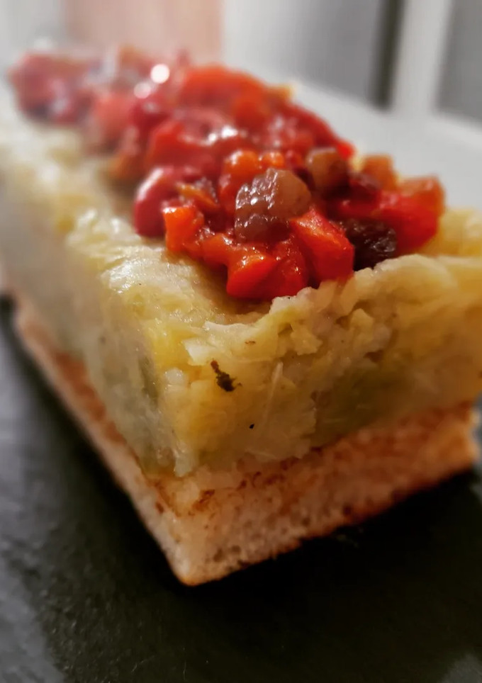 Una foto de Brioche de trinxat de la Cerdanya con pimiento escalivado