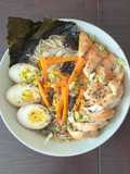 Ramen au poulet et œufs marinés