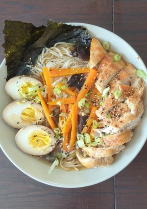 Une photo de Ramen au poulet et œufs marinés