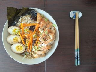 Ramen au Poulet et Œufs Marinés