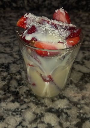 Una foto de Postre de Frutillas y Leche Condensada