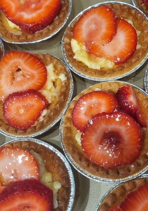 A picture of Strawberry tarts.