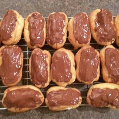 A picture of Profiteroles/Eclairs.