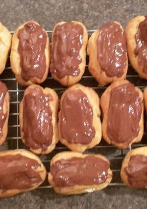 A picture of Profiteroles/Eclairs.