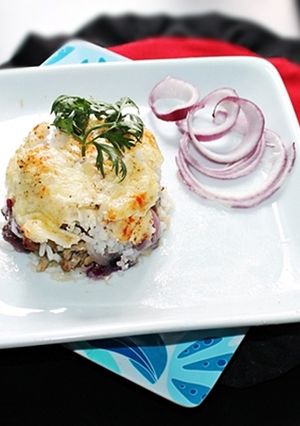 Rakott sajtos rizses karaj lilahagymával recept fotója