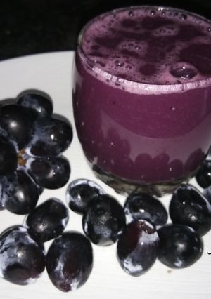 A picture of Black grapes juice.