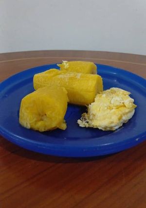 Una foto de Plátanos sancochados (hervidos) con huevo