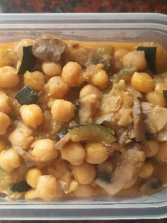 Una foto de Garbanzos con champiñón y calabacín