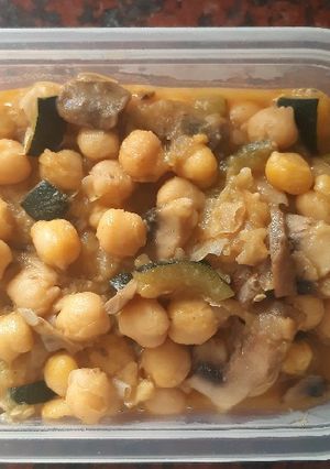 Una foto de Garbanzos con champiñón y calabacín