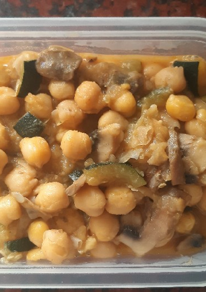 Una foto de Garbanzos con champiñón y calabacín