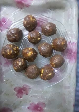 खजूर ड्राइफ्रूट लड्डू(fruits laddu khajoor dry recipe in hindi) रेसिपी मुख्य फोटो
