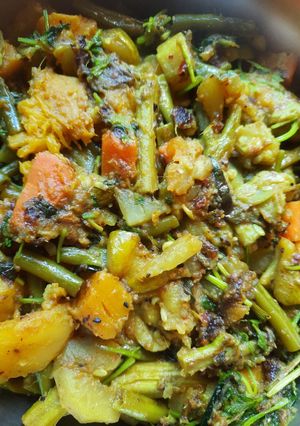 ডাঁটা দিয়ে পাঁচমিশালী সব্জী (data diye panchmishali sabji recipe in Bengali) রেসিপির প্রধান ছবি